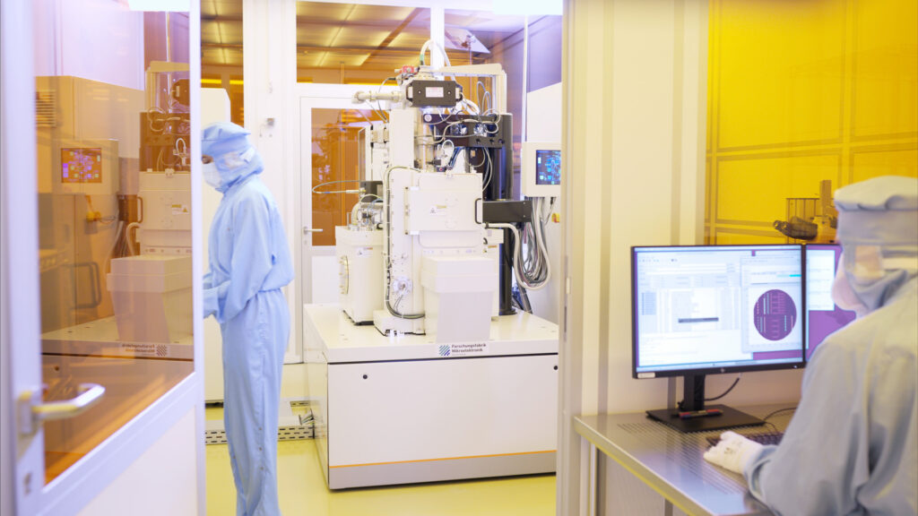 Reinraum Aufnahme: Wissenschaftler*innen bei der Forschung und Entwicklung