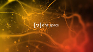 Logo QNC Space auf gelb-orangenem Hintergrund