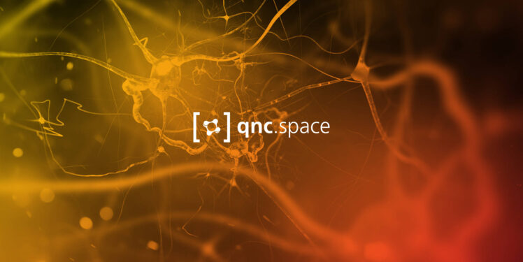 Logo QNC Space auf gelb-orangenem Hintergrund