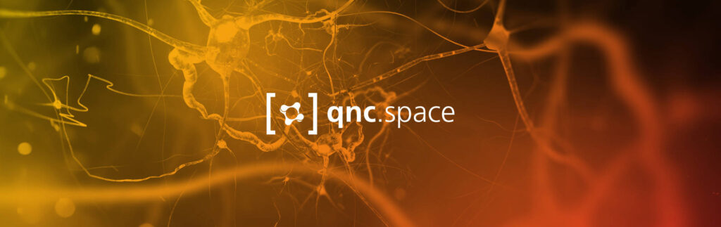 QNC Space Logo auf orange-eingefärbter Detailaufnahme von Synapsen 