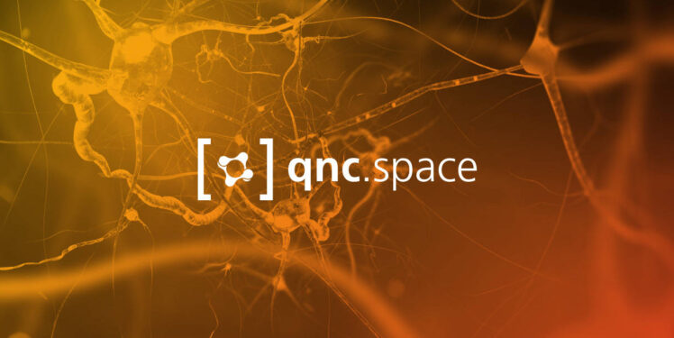 Logo QNC Space auf gelb-orangenem Hintergrund