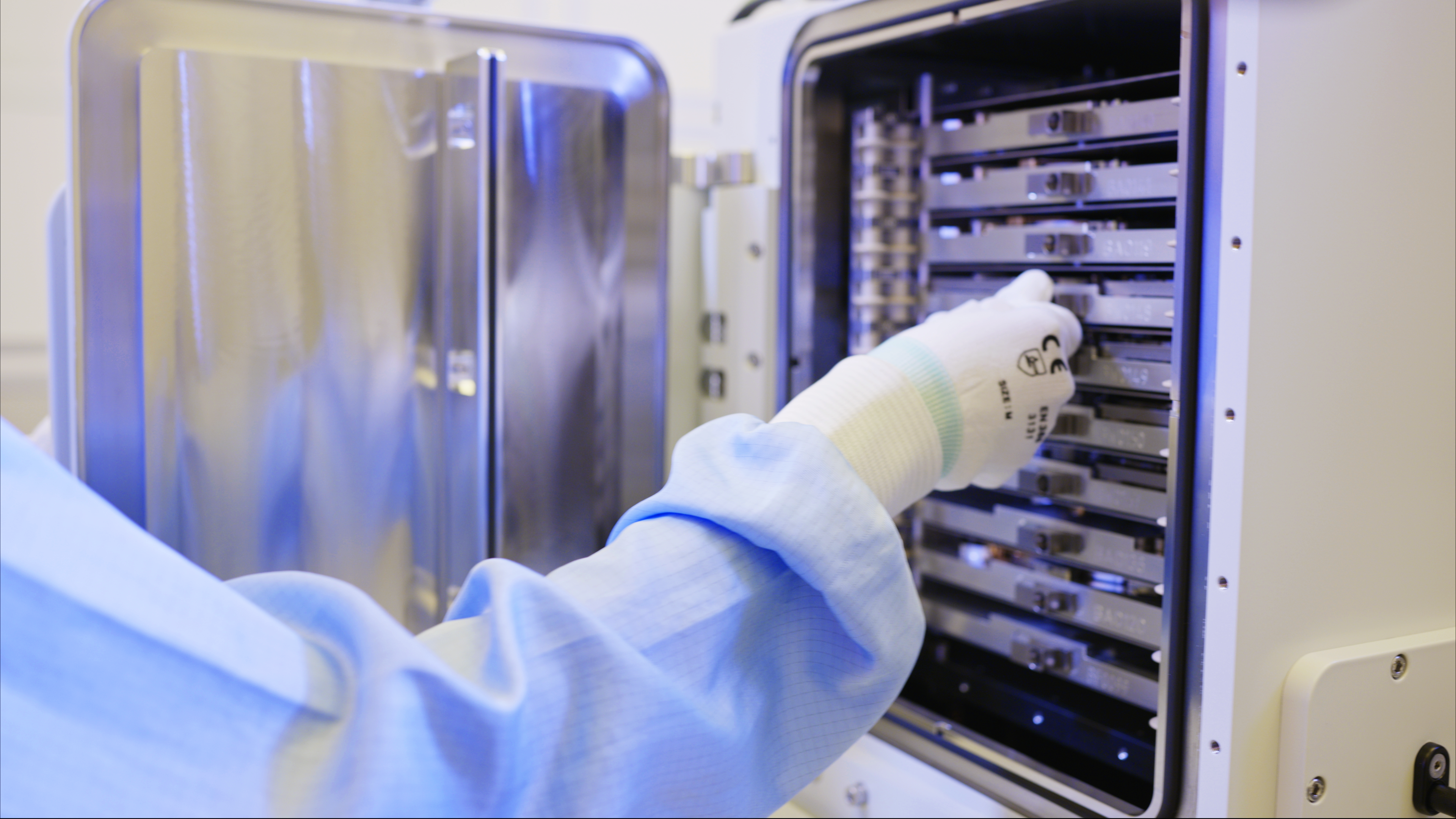 Arbeit im Labor für Quanten- und neuromorphes Computing 